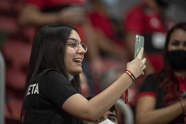 英超半场：吉马良斯角球破门，戈登点射，纽卡2-0伯恩利