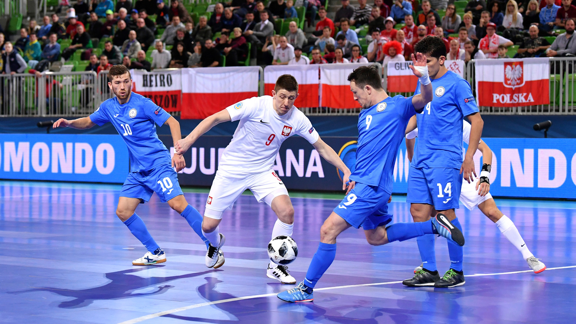 上海申花客场对阵广岛三箭，虽0-2落败，但有望晋级，展现顽强斗志，助力海港复仇。